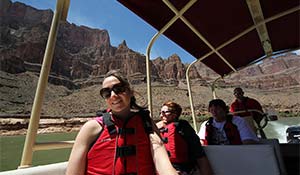 Un giro in barca sul fiume Colorado nel Grand Canyon.
