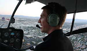 Elicottero R44 in volo sopra Las Vegas